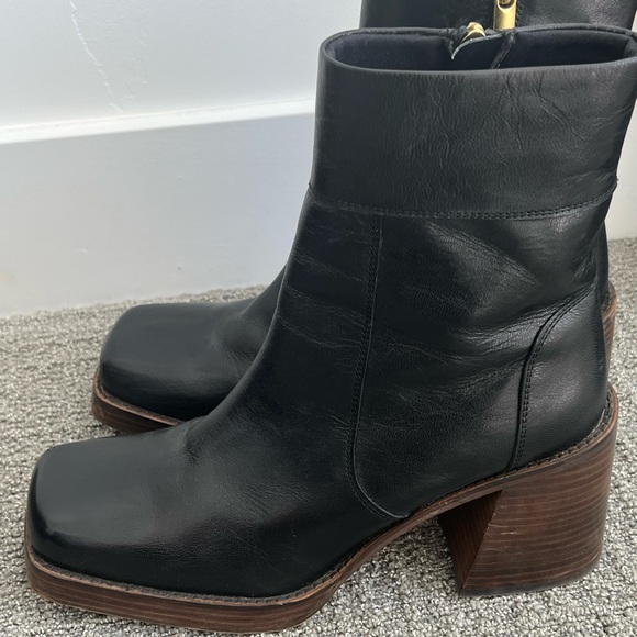 OUT OF STOCK ASOS DESIGN Wide Fit Region leather mid-heel boots in black - Picture 5 of 6